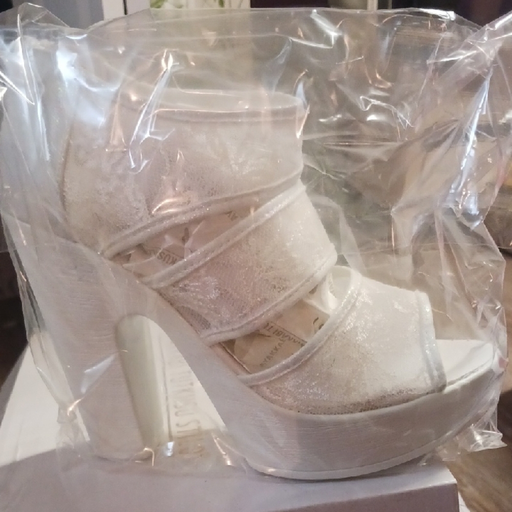 Elegant White Lace Platform Heels
